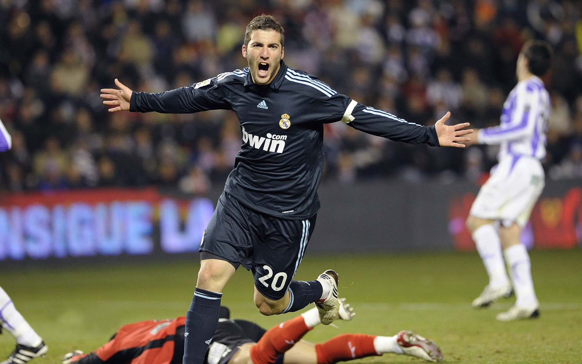 “尼古拉斯·桑特基的全能踢球技巧，成为阿根廷美洲狮队的战术基石”