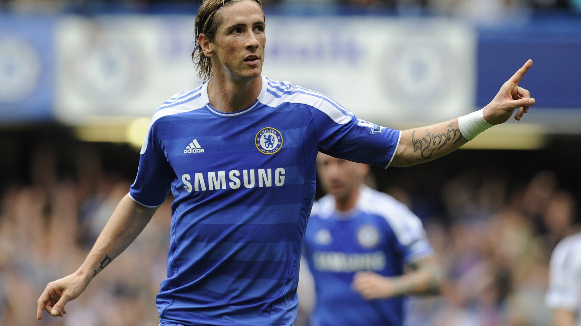 跳水赛场朝鲜完成高难度动作，朝鲜跳水冠军受英雄礼遇